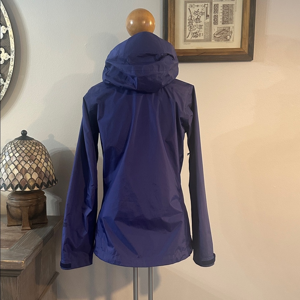 Patagonia Women’s Torrentshell Rain Jacket - Picture 5 of 10